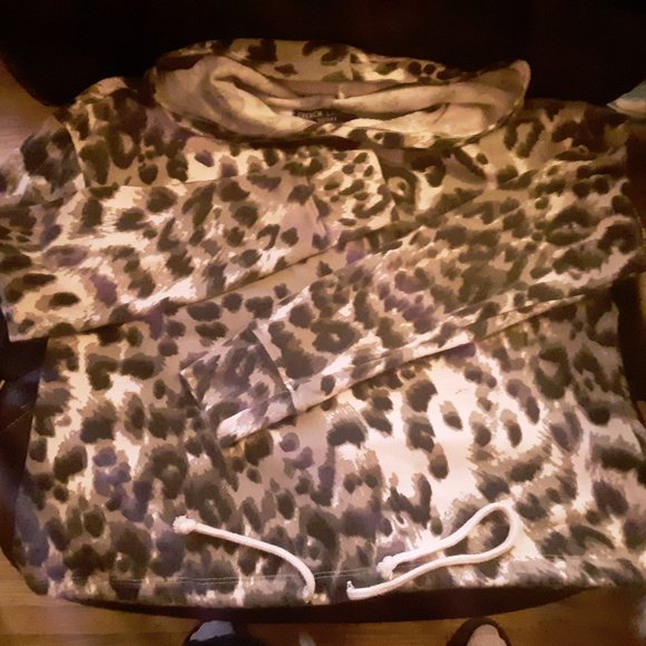 French Laundry Sport Tops - French Laundry sport cropped longsleeve